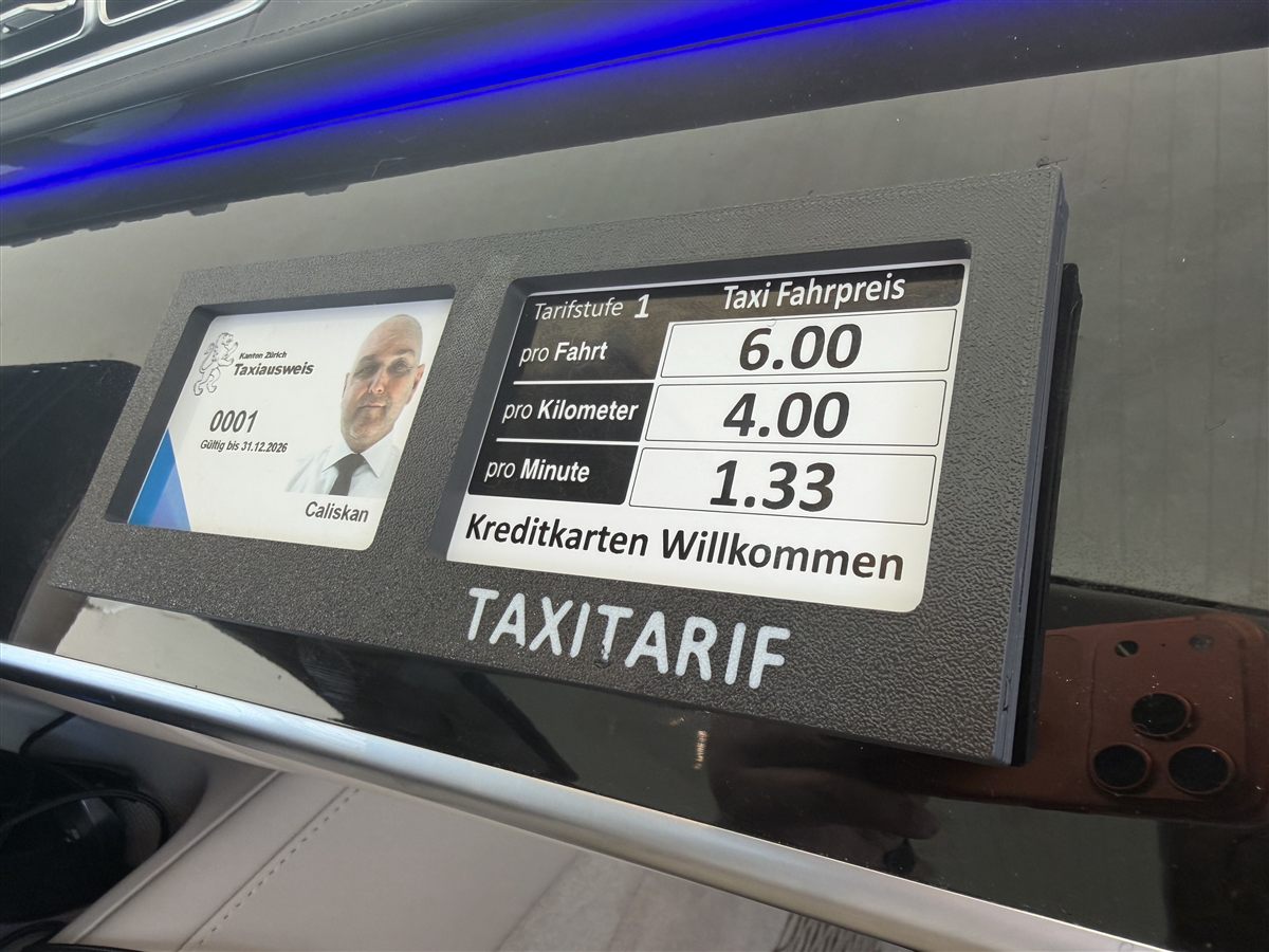 Tarifhalter mit persönlicher Tarifkarte im Fahrzeug